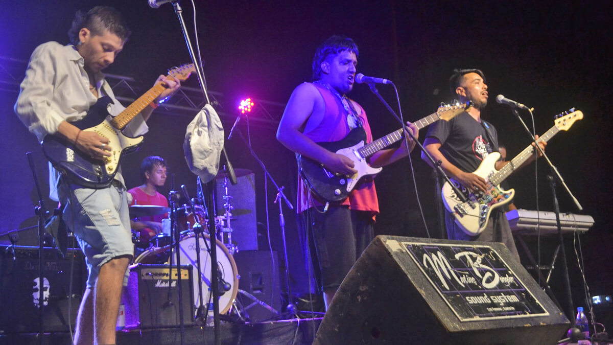 Banda de rock tocando en una edición anterior del festival Las Toscas Rock ante público local.
