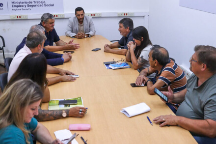 Encuentro paritario entre representantes municipales y dirigentes de FESTRAM durante la audiencia salarial en Santa Fe