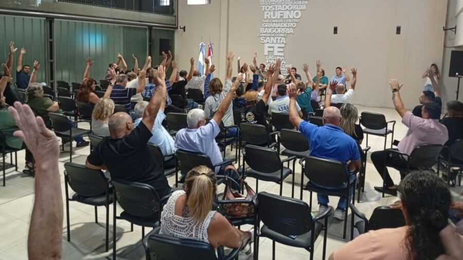 Reunión plenaria del gremio FESTRAM con representantes sindicales durante el conflicto salarial en Santa Fe