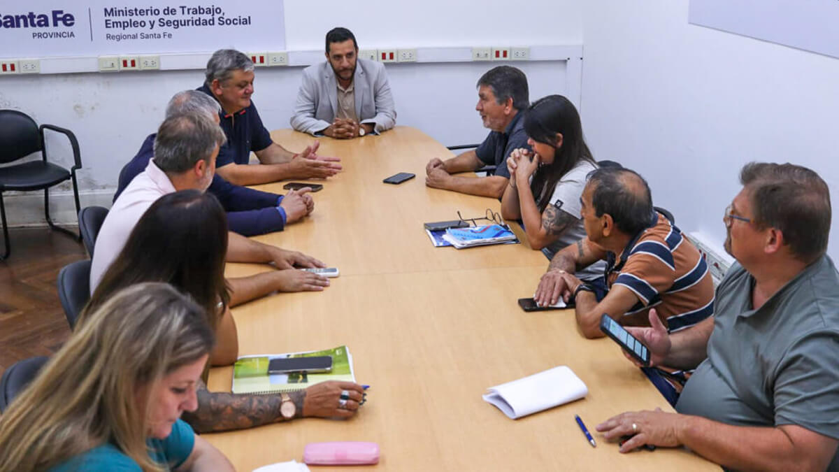 Encuentro paritario entre representantes municipales y dirigentes de FESTRAM durante la audiencia salarial en Santa Fe