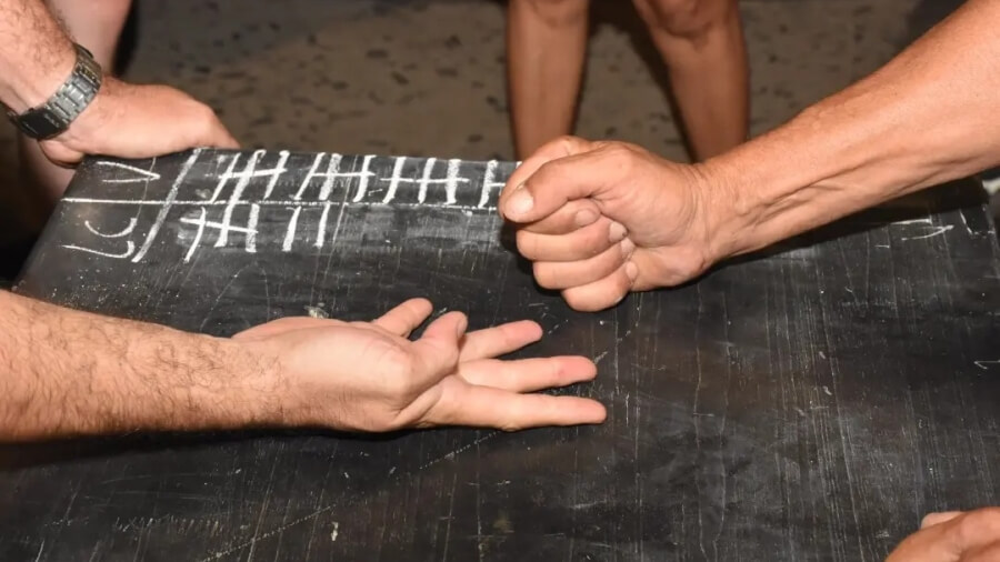 Manos de dos jugadores de mora en primer plano durante una partida del torneo en el Club Central El Carmen