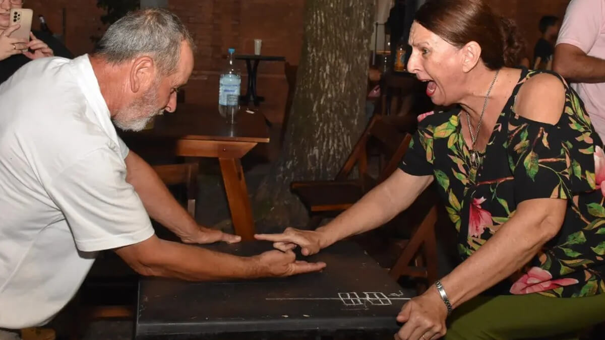 Personas jugando a la mora durante la Fiesta de la Mora en el Club Central El Carmen