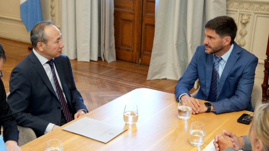 Pullaro dialoga con el embajador chino Wang Wei durante la agenda bilateral