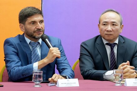 Conferencia entre el gobernador Pullaro y el embajador chino Wang Wei en Rosario