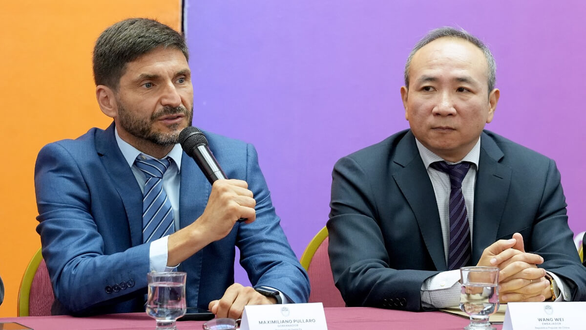 Conferencia entre el gobernador Pullaro y el embajador chino Wang Wei en Rosario