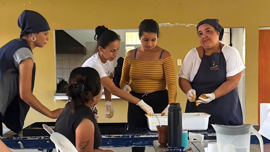 Participantes del taller preparando recetas de cocina saludable