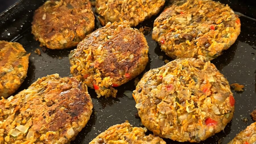 Hamburguesa de lentejas realizada durante el taller de cocina saludable