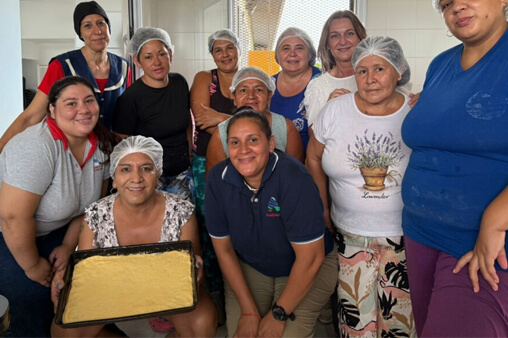 La intendente interina Natalia Gallotti junto a mujeres participantes del taller de cocina municipal en Avellaneda