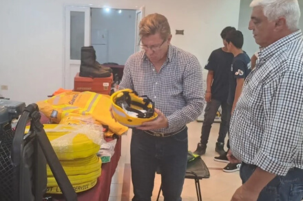Senador Enrique Borla entregando equipamiento a bomberos voluntarios de San Justo