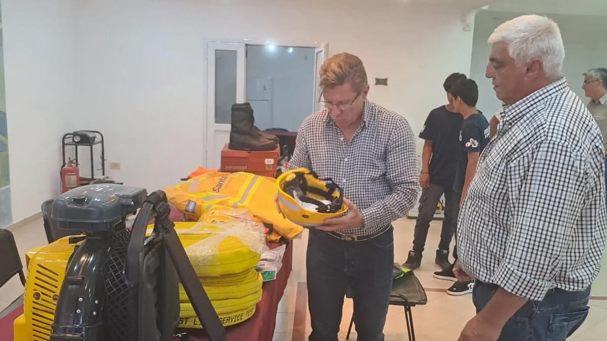 Senador Enrique Borla entregando equipamiento a bomberos voluntarios de San Justo