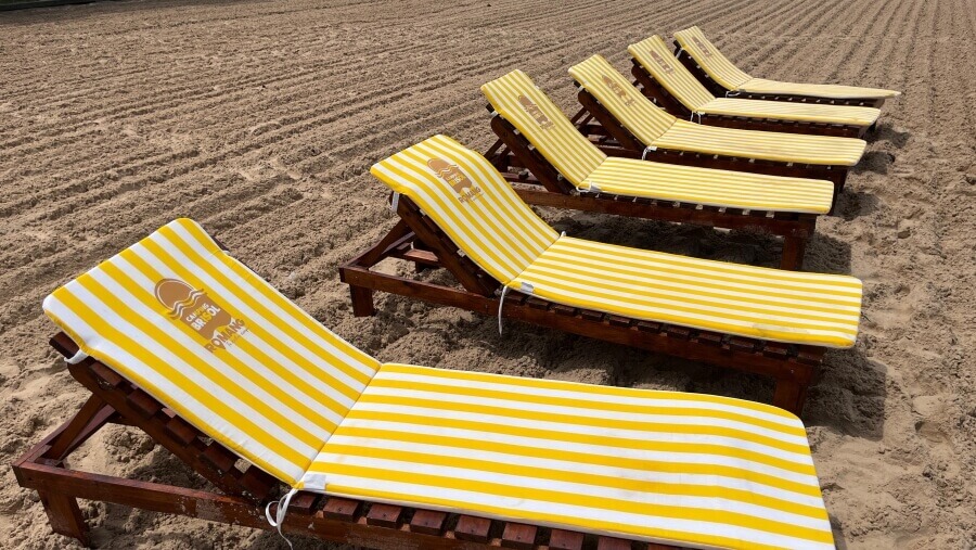 Nuevas reposeras tipo camastro incorporadas en la playa Brisol del Camping Municipal de Romang