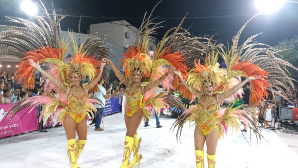 Desfile de comparsas en una edición anterior del Carnaval de Vera, Santa Fe