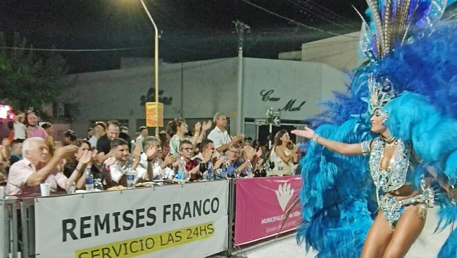 Pasista de una comparsa del Carnaval de Vera desfilando frente al palco oficial en una edición anterior