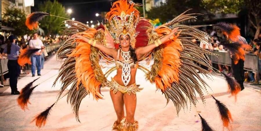 Pasista de comparsa desfilando en una edición anterior del Carnaval de Vera 2026