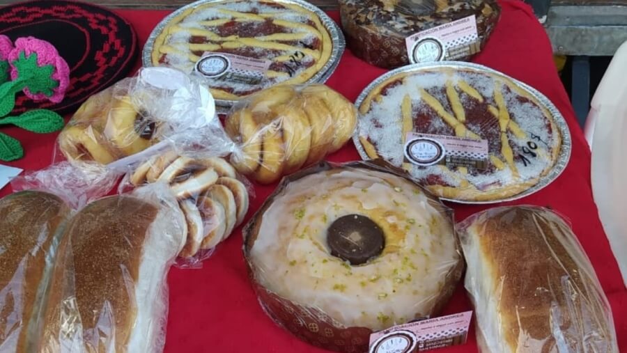 Tortas y masitas artesanales elaboradas por emprendedores locales en La Sarita durante la Feria Regional Raíces y Sabores