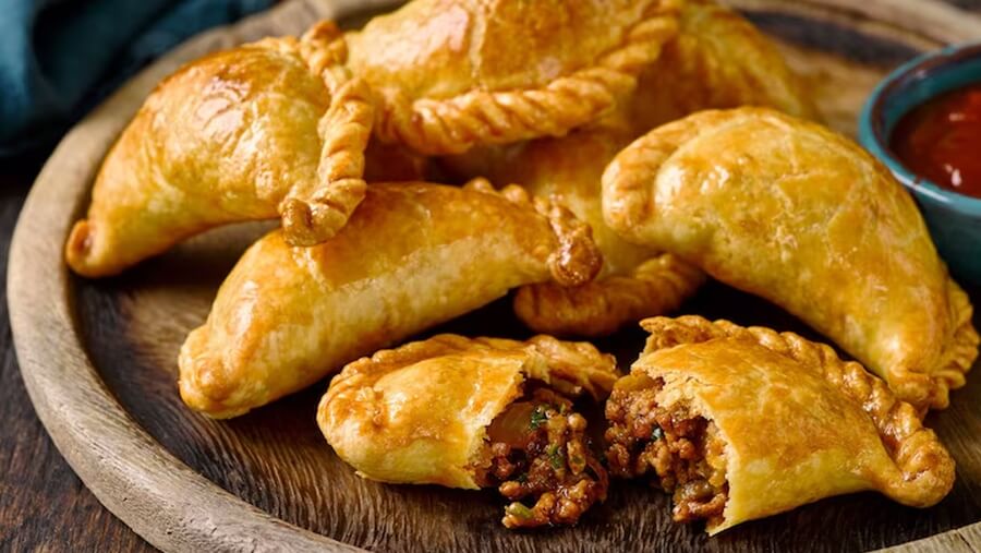 Empanadas de carne tradicionales, comida típica argentina presente en la Feria Regional Raíces y Sabores en La Sarita