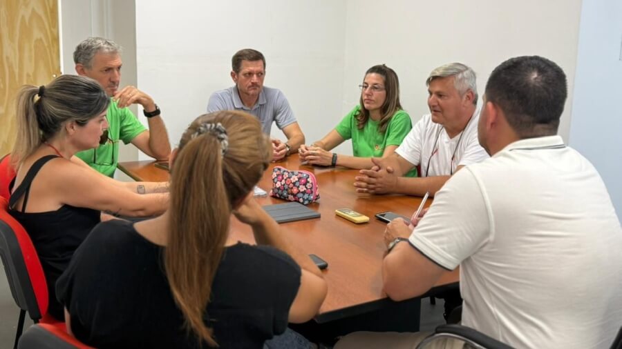 Participantes del encuentro entre Mancini y la Fundación Ignacio Delssin que organiza un festival solidario en Las Toscas.