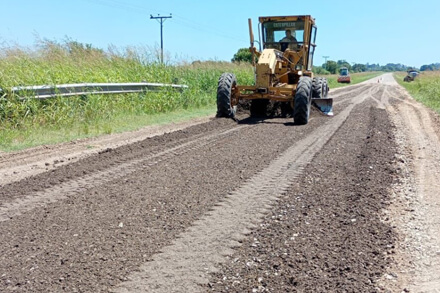 Motoniveladora nivelando camino de calzada natural en Santa Fe