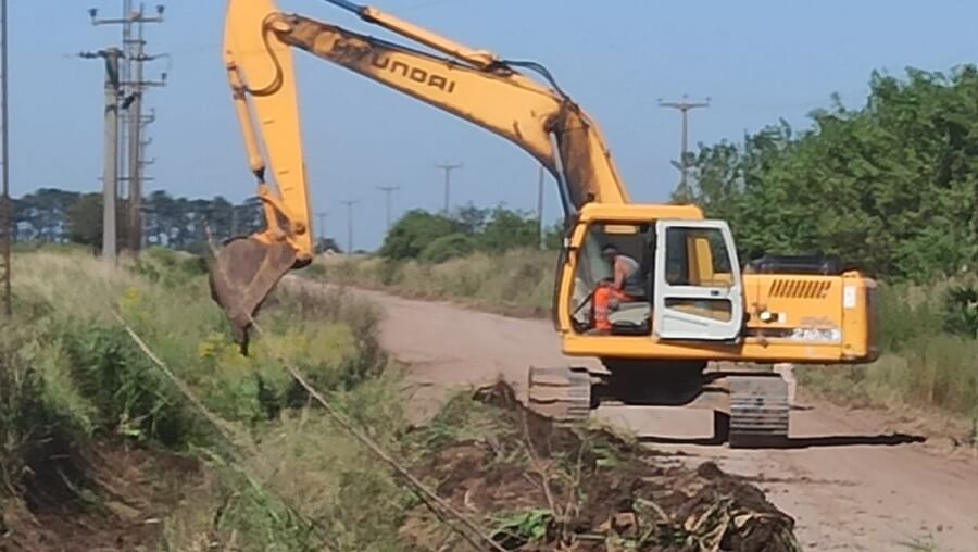 Maquinaria realizando trabajos de mejoras de desagües en rutas del norte de Santa Fe