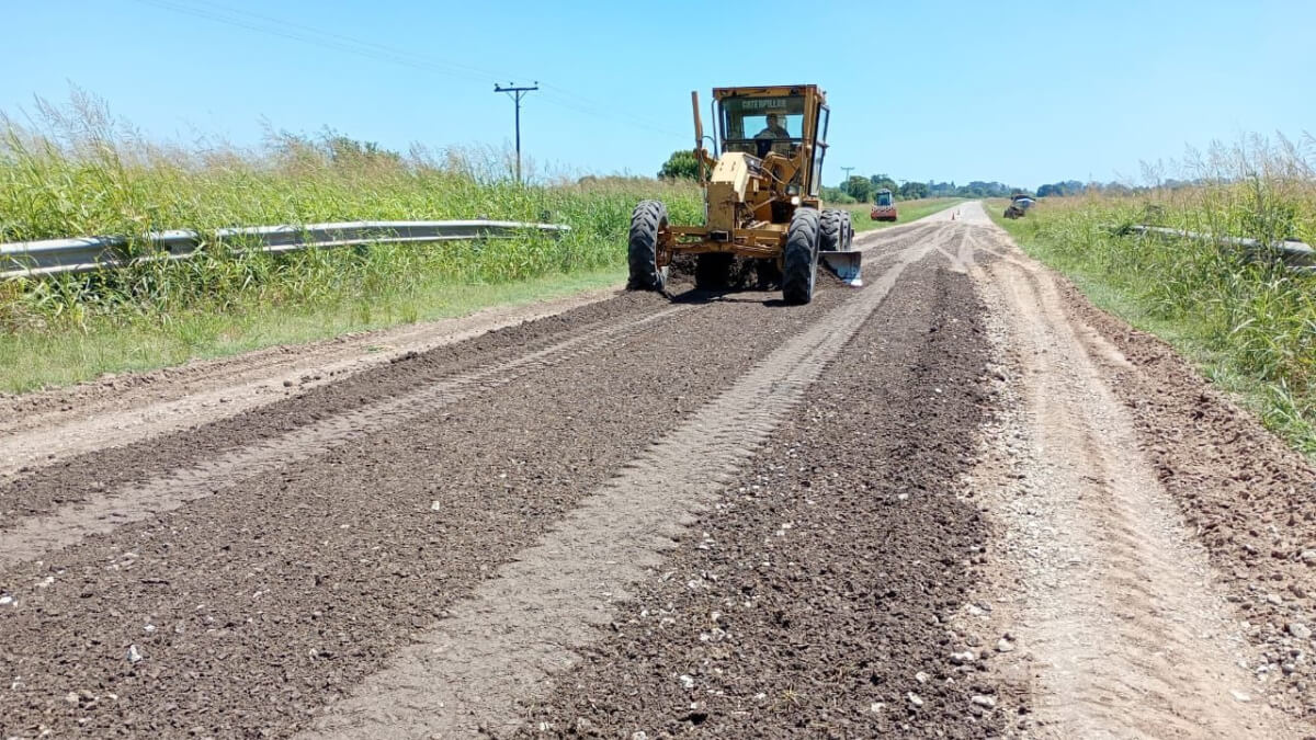 Motoniveladora nivelando camino de calzada natural en Santa Fe