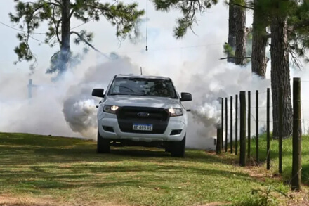 Fumigación contra mosquitos “charqueros” en Colonia Mascías, Santa Fe