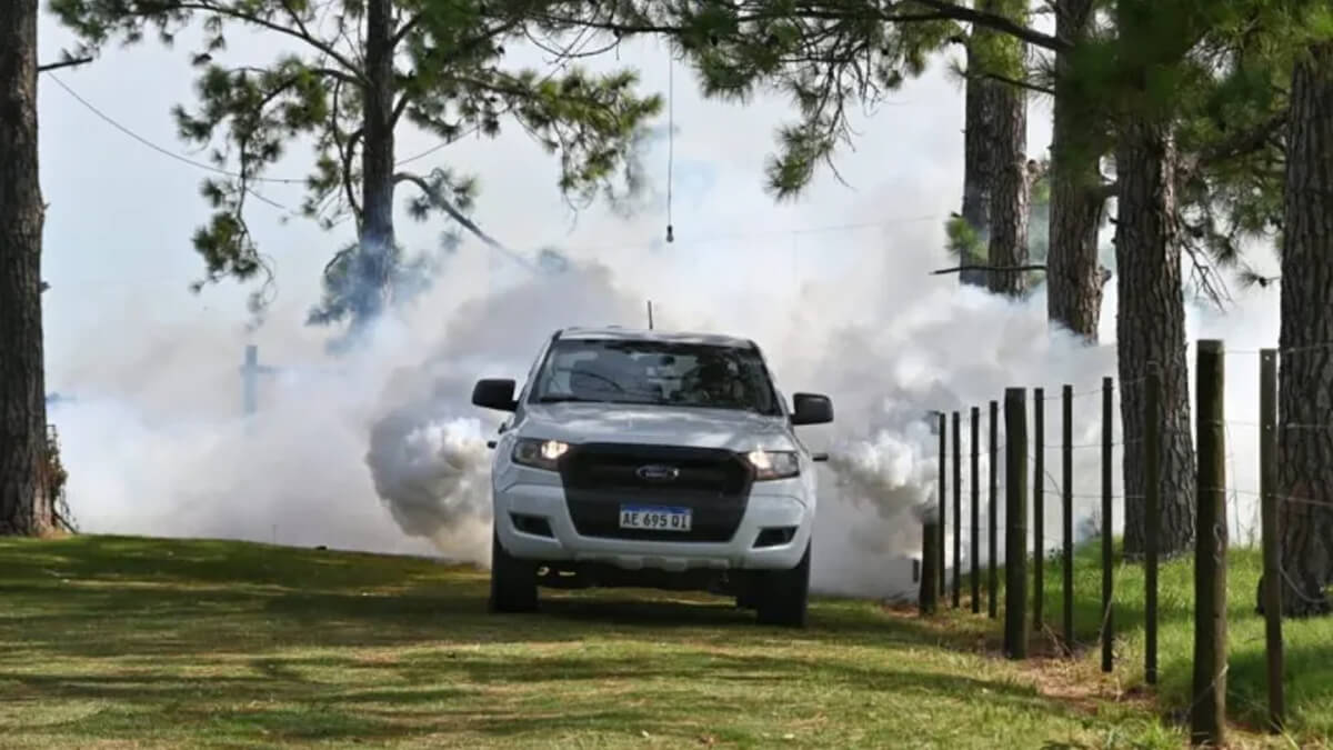 Fumigación contra mosquitos “charqueros” en Colonia Mascías, Santa Fe