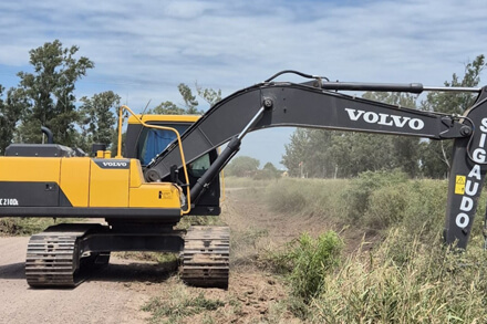 Maquinaria realizando desagües en ruta provincial, trabajos de infraestructura vial