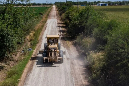 Motoniveladora trabajando en camino rural de Suardi por obra de ripio del programa Caminos Productivos