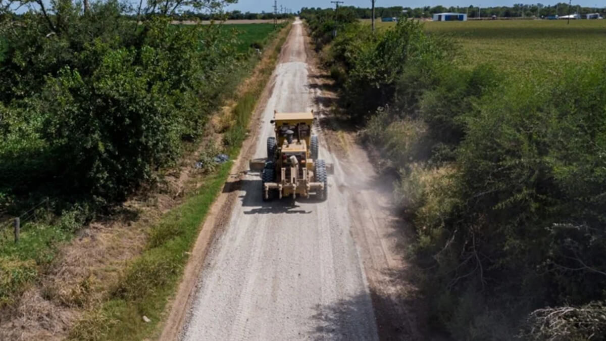 Motoniveladora trabajando en camino rural de Suardi por obra de ripio del programa Caminos Productivos