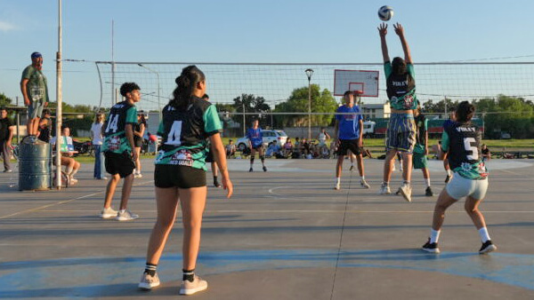 Partido del Torneo Interbarrial de Voleibol en Avellaneda con equipos barriales y categoría newcom