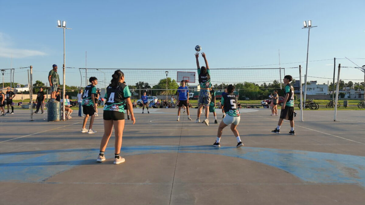 Partido del Torneo Interbarrial de Voleibol en Avellaneda con equipos barriales y categoría newcom