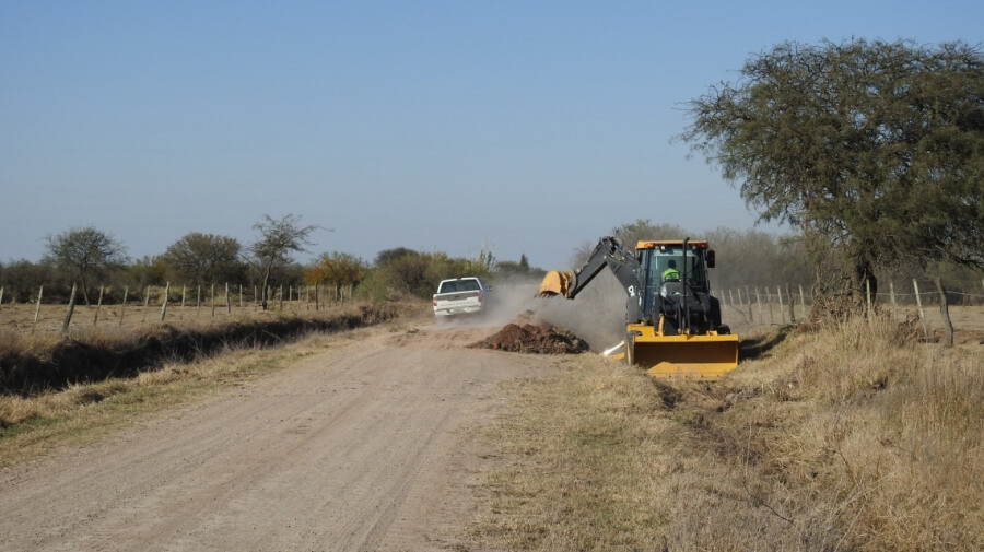 Trabajos de mejora en caminos rurales del departamento San Cristóbal con fondos provinciales en el marco del programa Caminos Productivos
