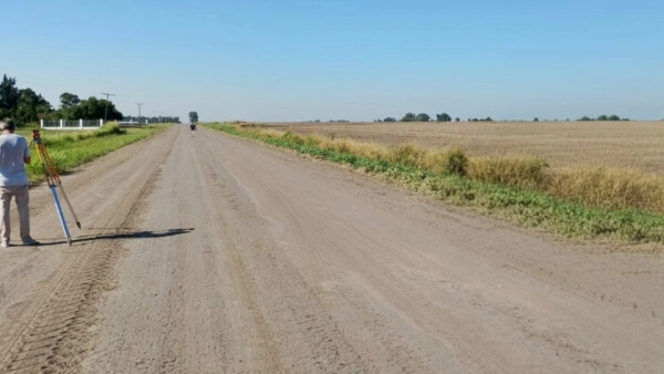 Primeros trabajos de medición de suelo para la obra de ripiado entre El Arazá y El Ricardito