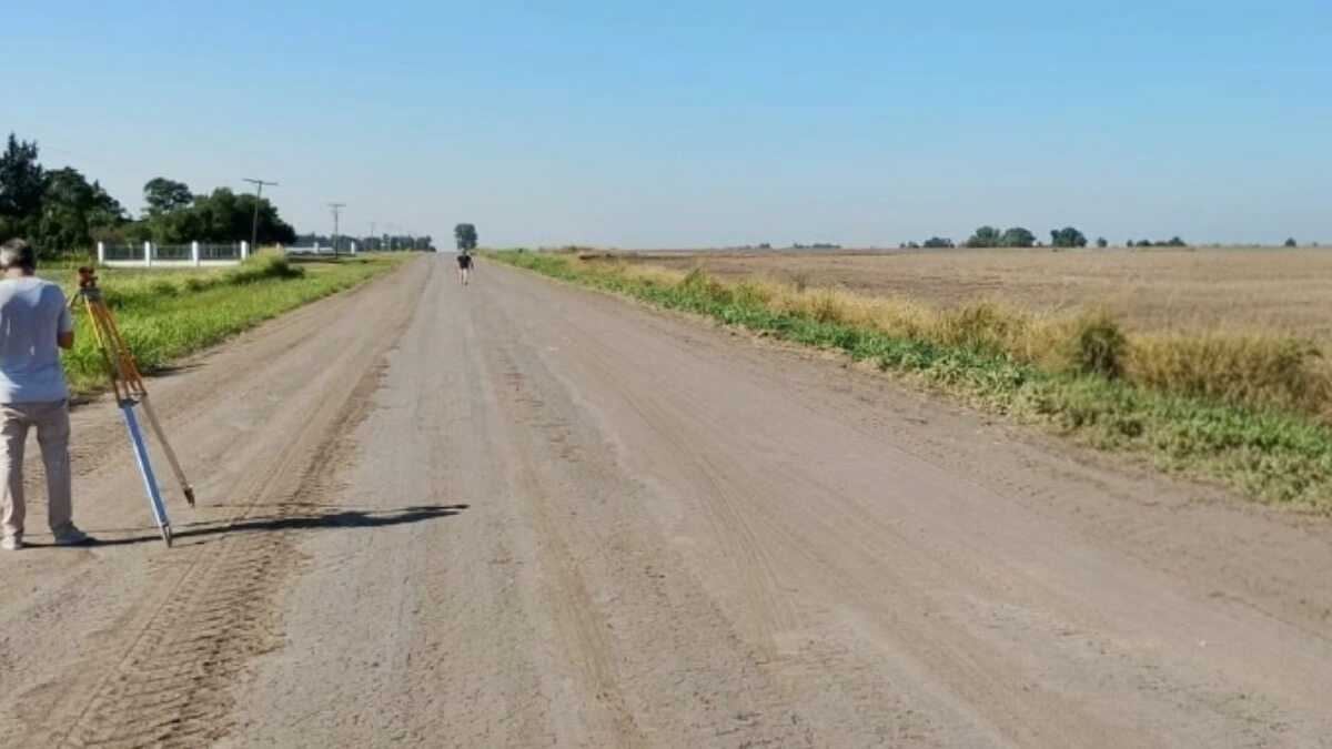 Primeros trabajos de medición de suelo para la obra de ripiado entre El Arazá y El Ricardito