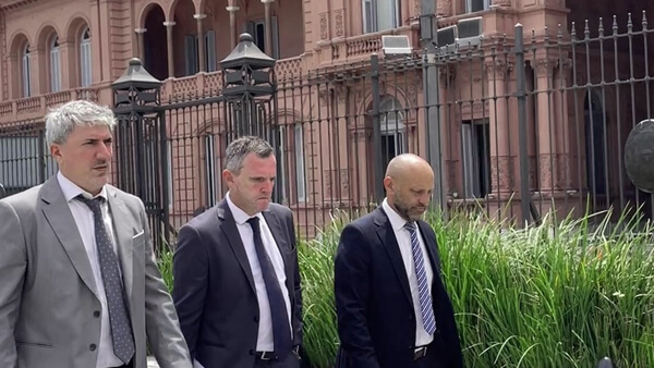Gustavo Puccini junto a funcionarios santafesinos llegando a Casa Rosada para solicitar la cesión del sistema de distribución de gas