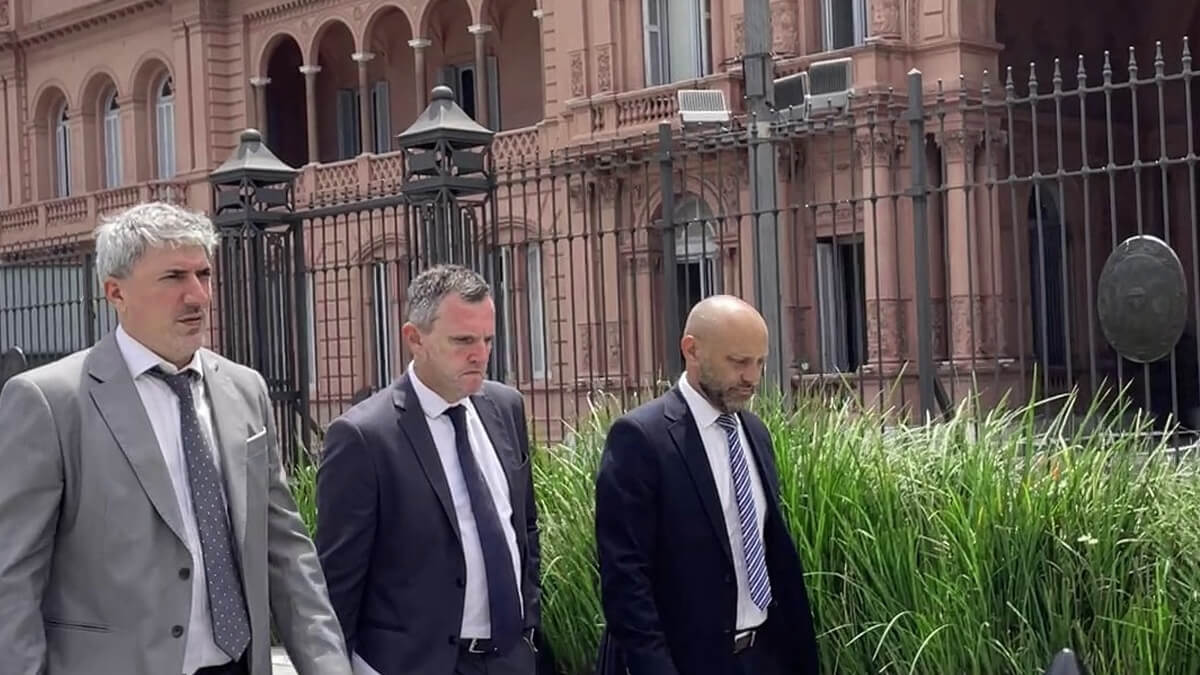 Gustavo Puccini junto a funcionarios santafesinos llegando a Casa Rosada para solicitar la cesión del sistema de distribución de gas