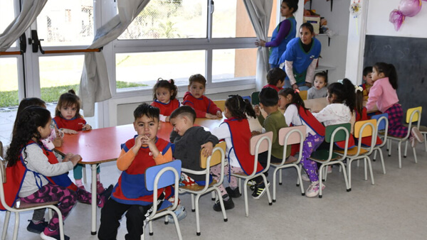 Centro de Cuidados Infantiles de Avellaneda con niños y personal a cargo durante actividades de primera infancia