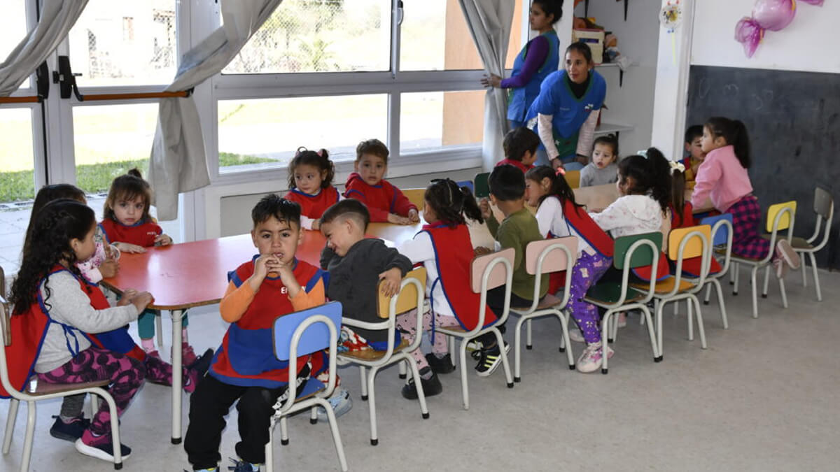 Centro de Cuidados Infantiles de Avellaneda con niños y personal a cargo durante actividades de primera infancia