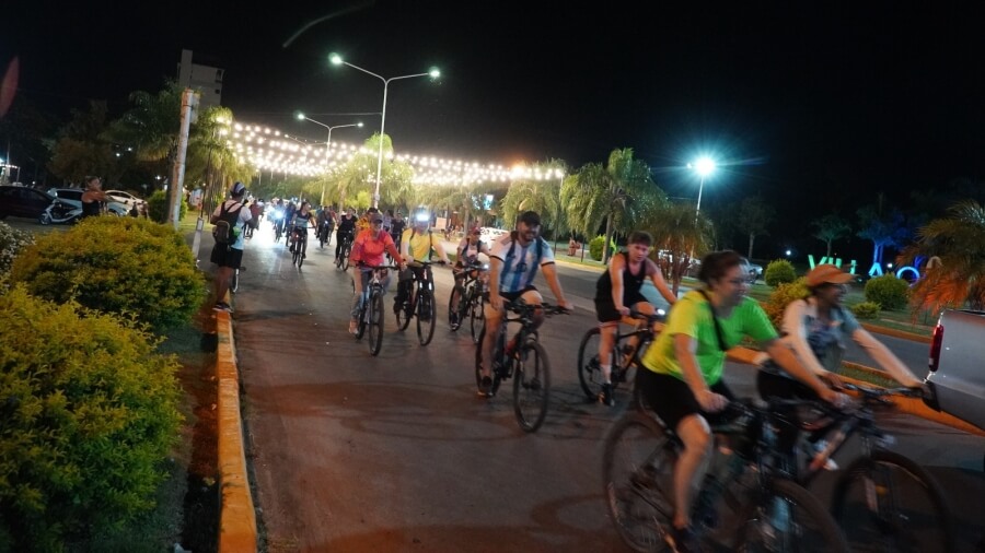 Vecinos en bicicleta participando del tramo del recorrido nocturno comunitario
