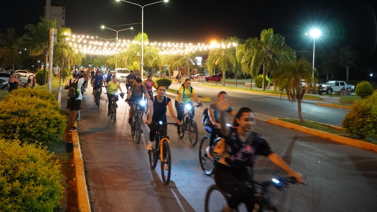 Grupo de ciclistas recorriendo distintos sectores urbanos durante la bicicleteada nocturna