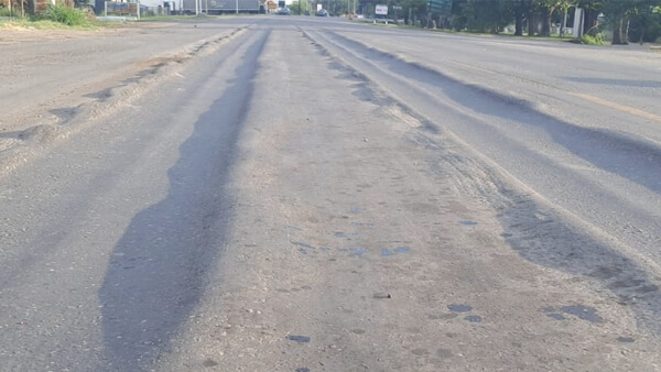 Huellones y deterioro en la traza de la Ruta Nacional 11 a la altura del departamento San Justo