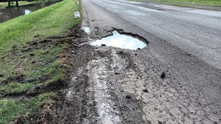 Pozos de la deteriorada RN 11, en el tramo que pasa por el departamento San Justo