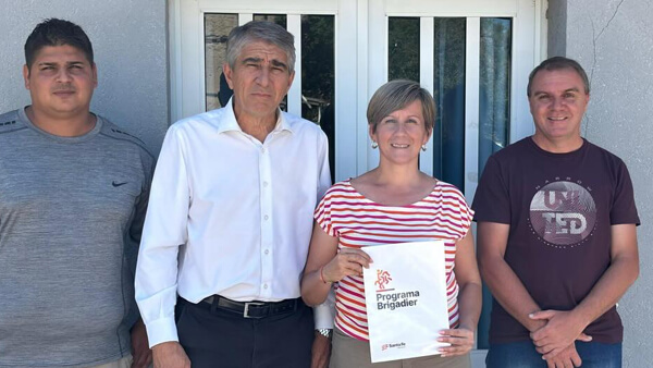 El ministro Fabián Bastia junto a la presidenta comunal Paola Ocampo y el senador Germán Baumgartner tras firmar el convenio del Programa Brigadier en Saladero Cabal