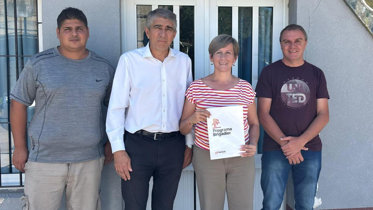 El ministro Fabián Bastia junto a la presidenta comunal Paola Ocampo y el senador Germán Baumgartner tras firmar el convenio del Programa Brigadier en Saladero Cabal
