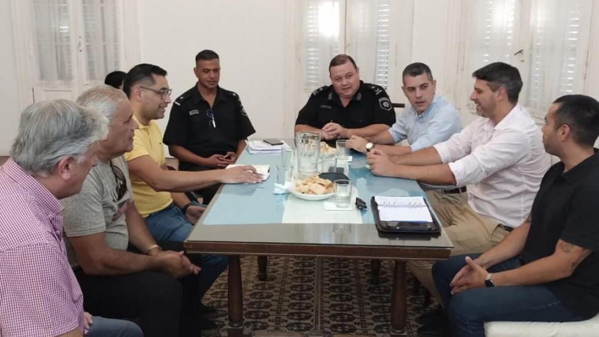 Encuentro entre autoridades provinciales de seguridad, integrantes de la URIX y directivos de la Liga Reconquistense en Reconquista.