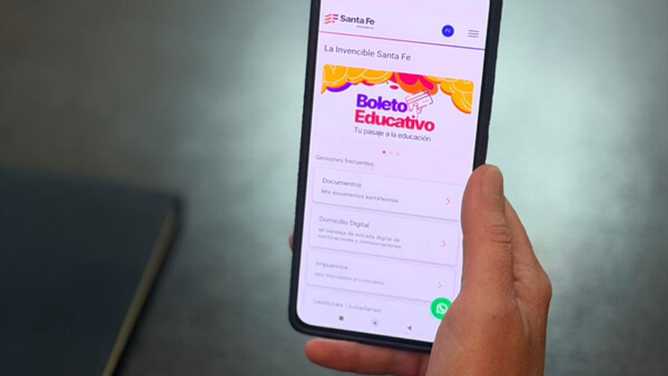 Persona utilizando la aplicación Mi Santa Fe en su celular para acceder a trámites y documentos digitales en Santa Fe
