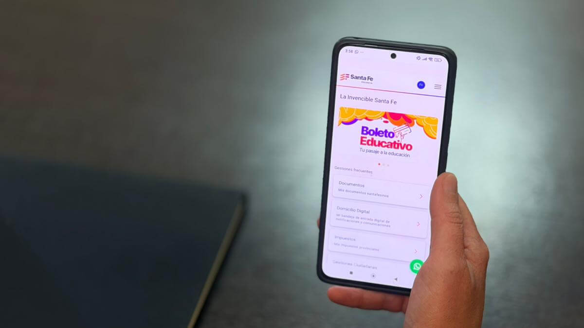 Persona utilizando la aplicación Mi Santa Fe en su celular para acceder a trámites y documentos digitales en Santa Fe