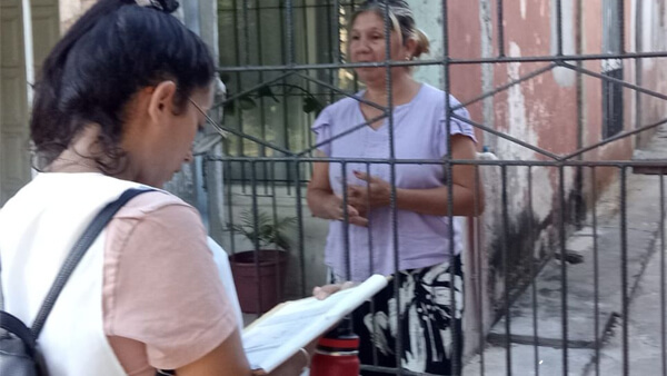 Promotores municipales realizan visitas domiciliarias con información preventiva sobre dengue y eliminación de criaderos.