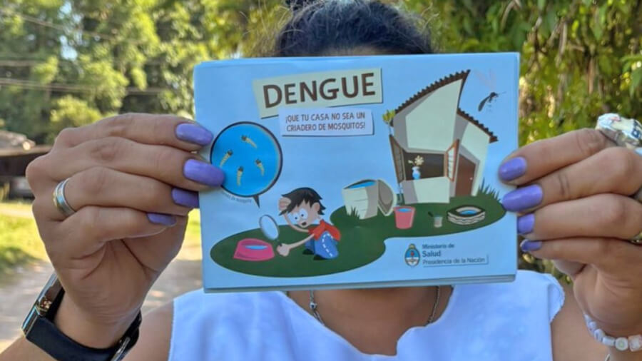 Cartilla informativa contra el dengue distribuida durante recorridas casa por casa.