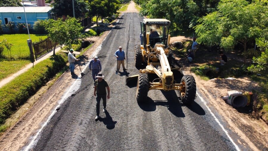 Operarios municipales realizando pavimentación de una nueva cuadra en calle Illia
